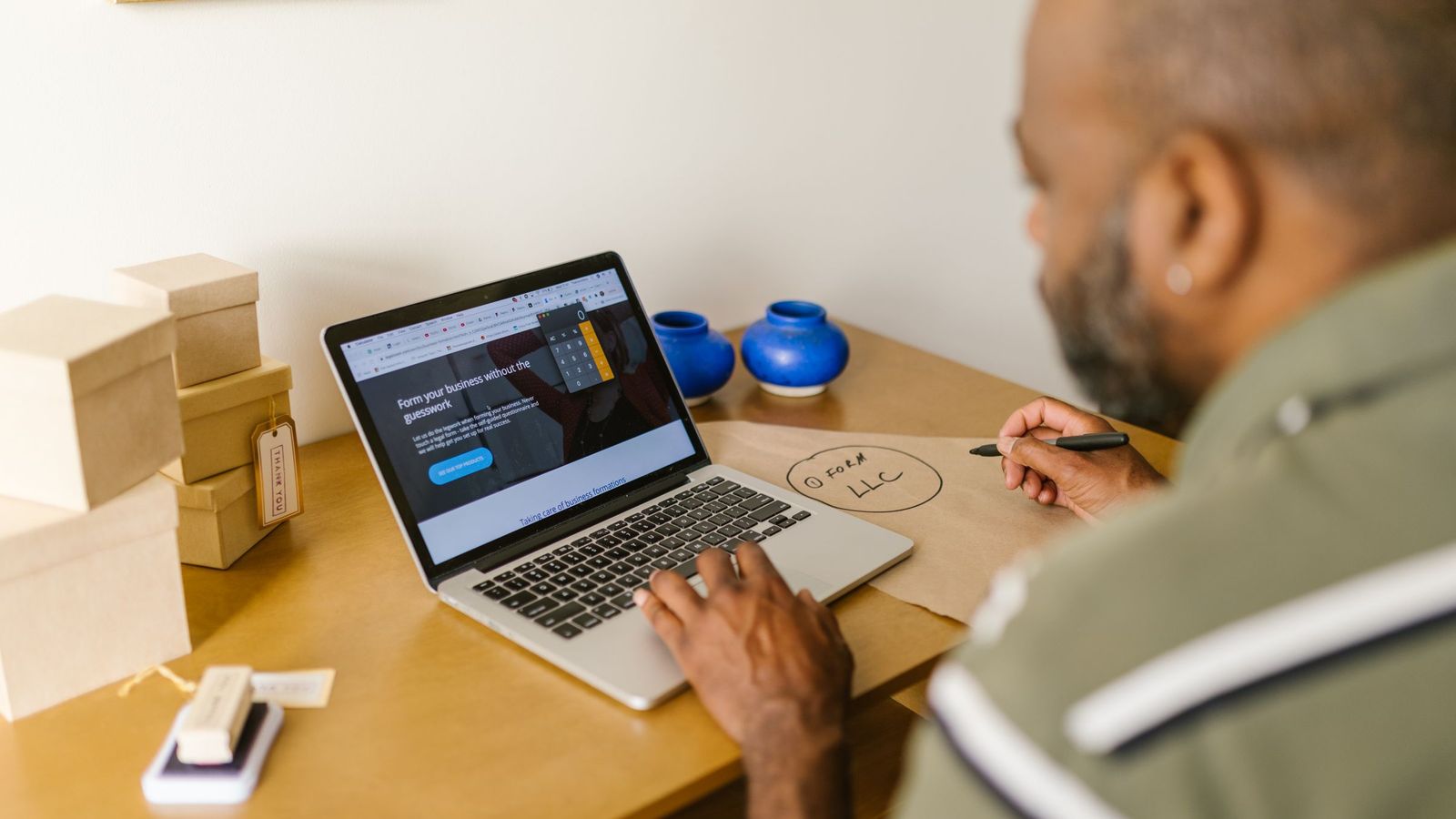 Un chef d'entreprise travaille sur un ordinateur portable à son bureau.