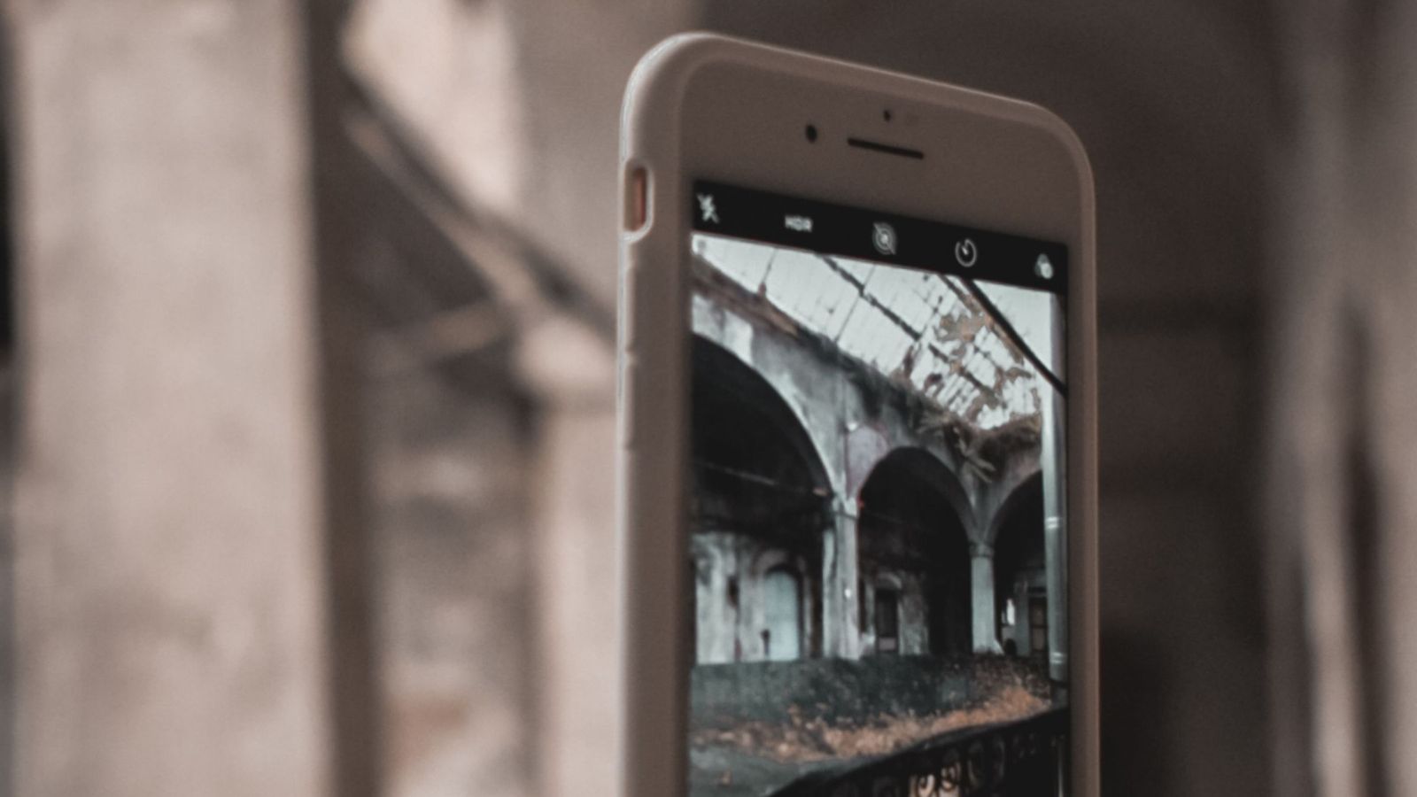 Un smartphone photographie l'intérieur d'un bâtiment en rénovation.